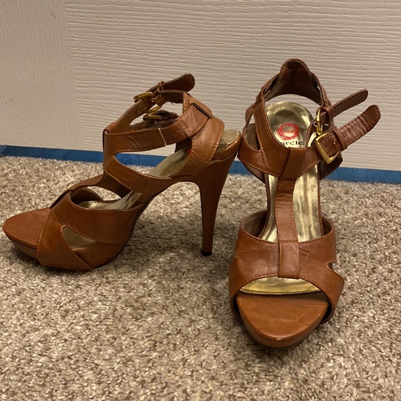 Size 7.5 heels - Picture 2 of 8